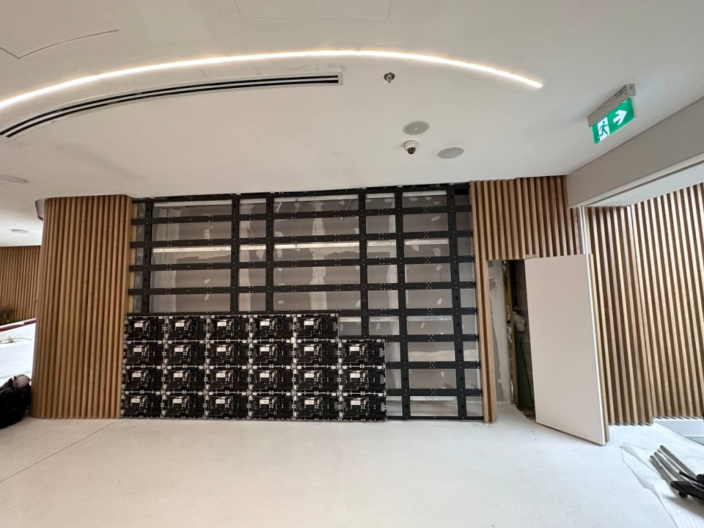 Lắp đặt giá và màn hình ghép LED